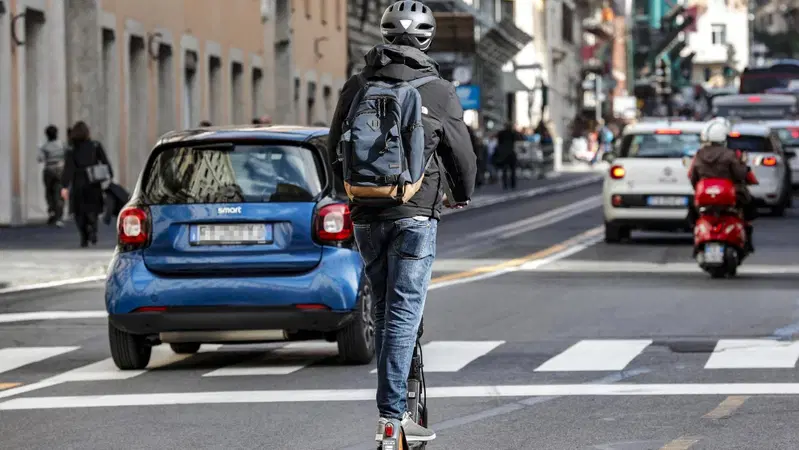Allarme monopattini: esplodono gli infortuni nei mesi caldi, giovani nel mirino e caschi assenti