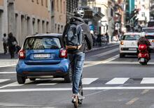 Allarme monopattini: esplodono gli infortuni nei mesi caldi, giovani nel mirino e caschi assenti