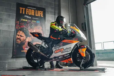Un giorno da pilota del Tourist Trophy [VIDEO]