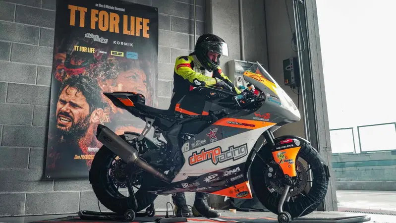 Un giorno da pilota del Tourist Trophy [VIDEO]