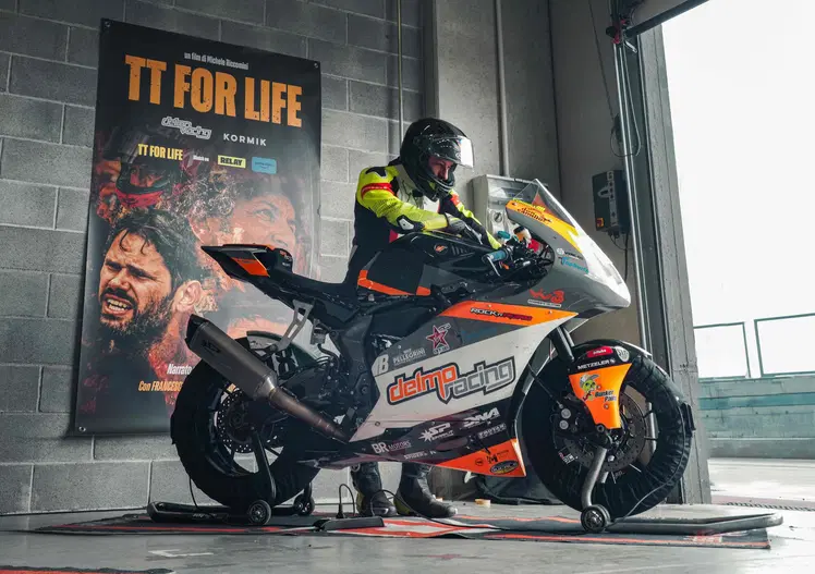 Un giorno da pilota del Tourist Trophy [VIDEO]