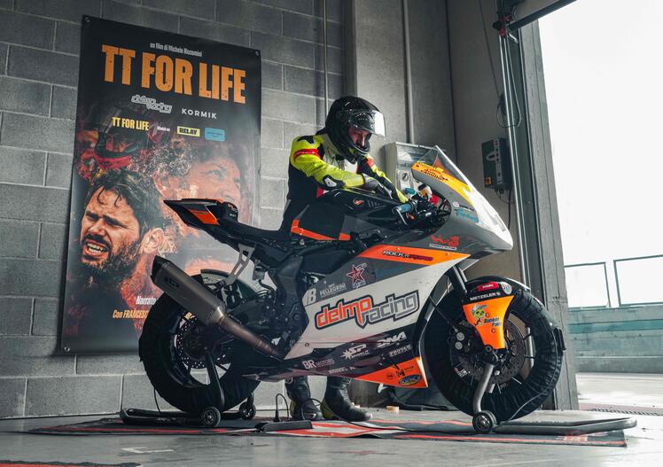 Un giorno da pilota del Tourist Trophy [VIDEO]