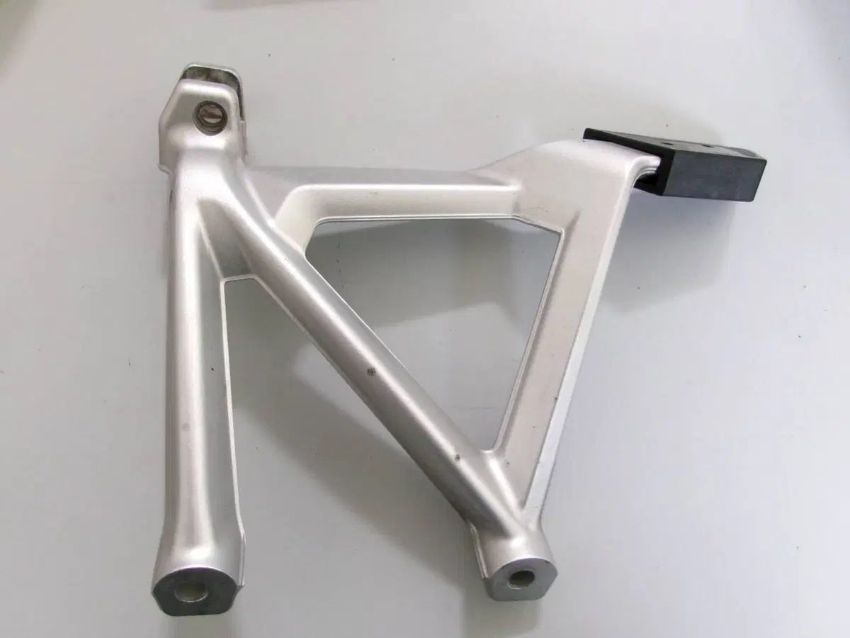 SOSTEGNO POGGIAPIEDI POSTERIORE DESTRO BMW R 1200 (2)