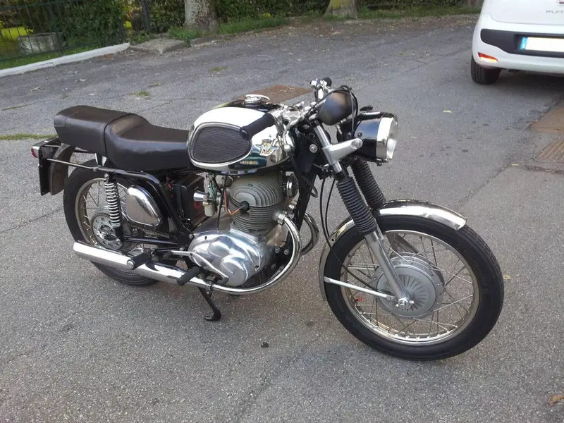 MV Agusta 250 bicilindrica iscritta ASI