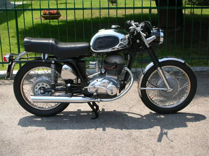 MV Agusta 250 bicilindrica iscritta ASI (4)