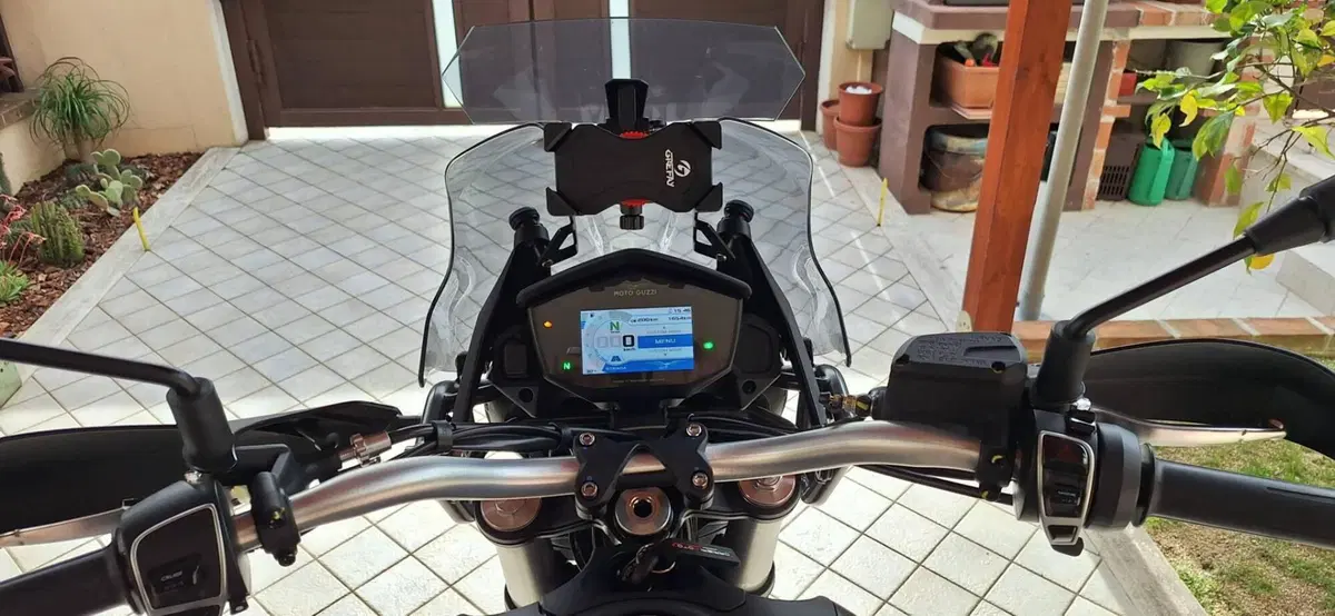 Moto Guzzi V85 TT (2021 - 23) (3)