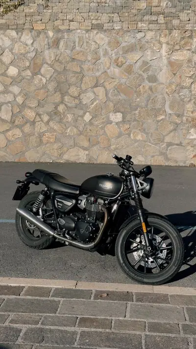 Triumph Street Twin 900 (2021 - 22) usata