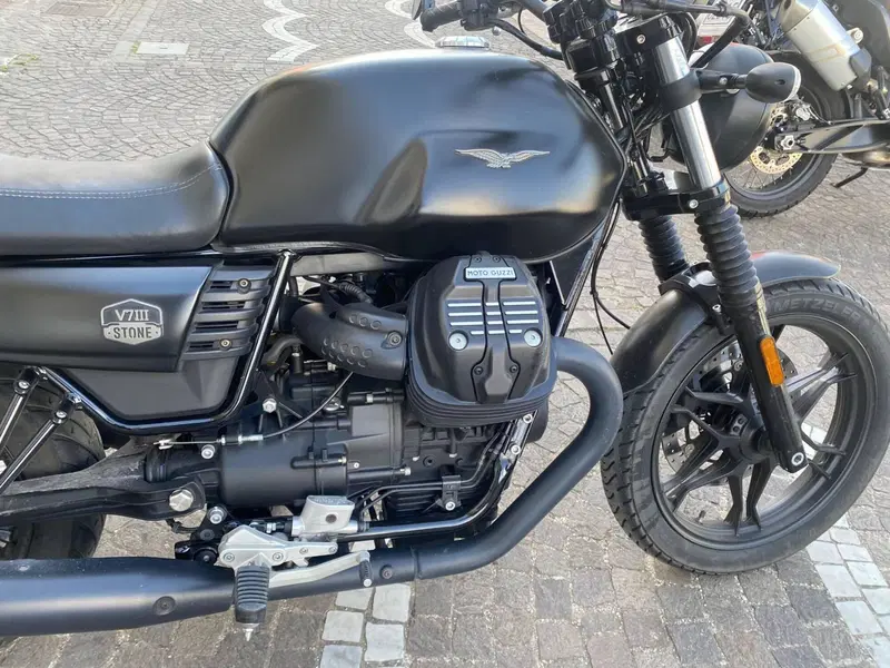 Moto Guzzi V7 III Stone (2017 - 20) (4)