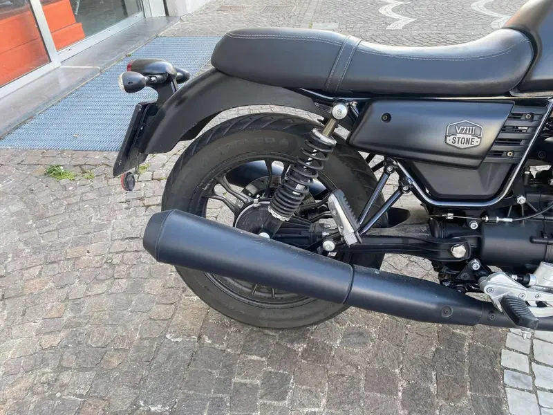 Moto Guzzi V7 III Stone (2017 - 20) (6)