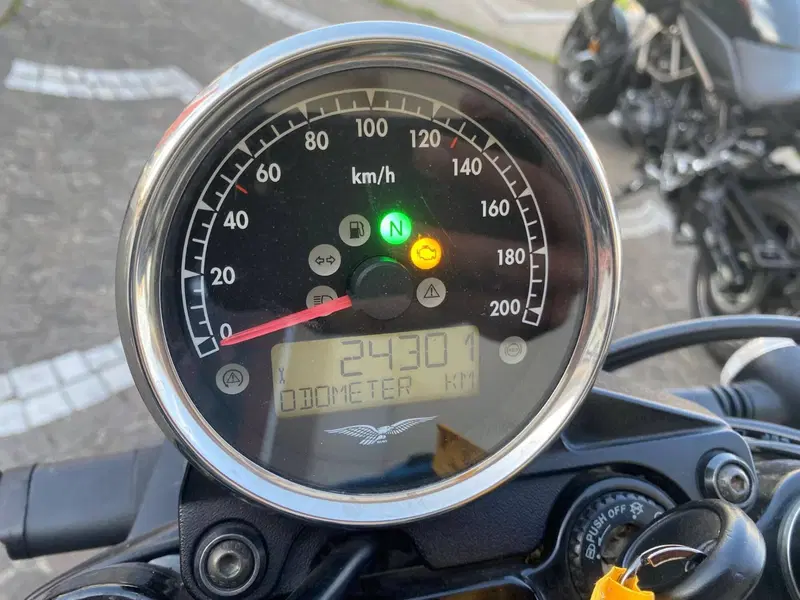 Moto Guzzi V7 III Stone (2017 - 20) (2)
