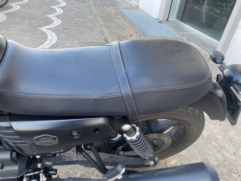 Moto Guzzi V7 III Stone (2017 - 20) (9)