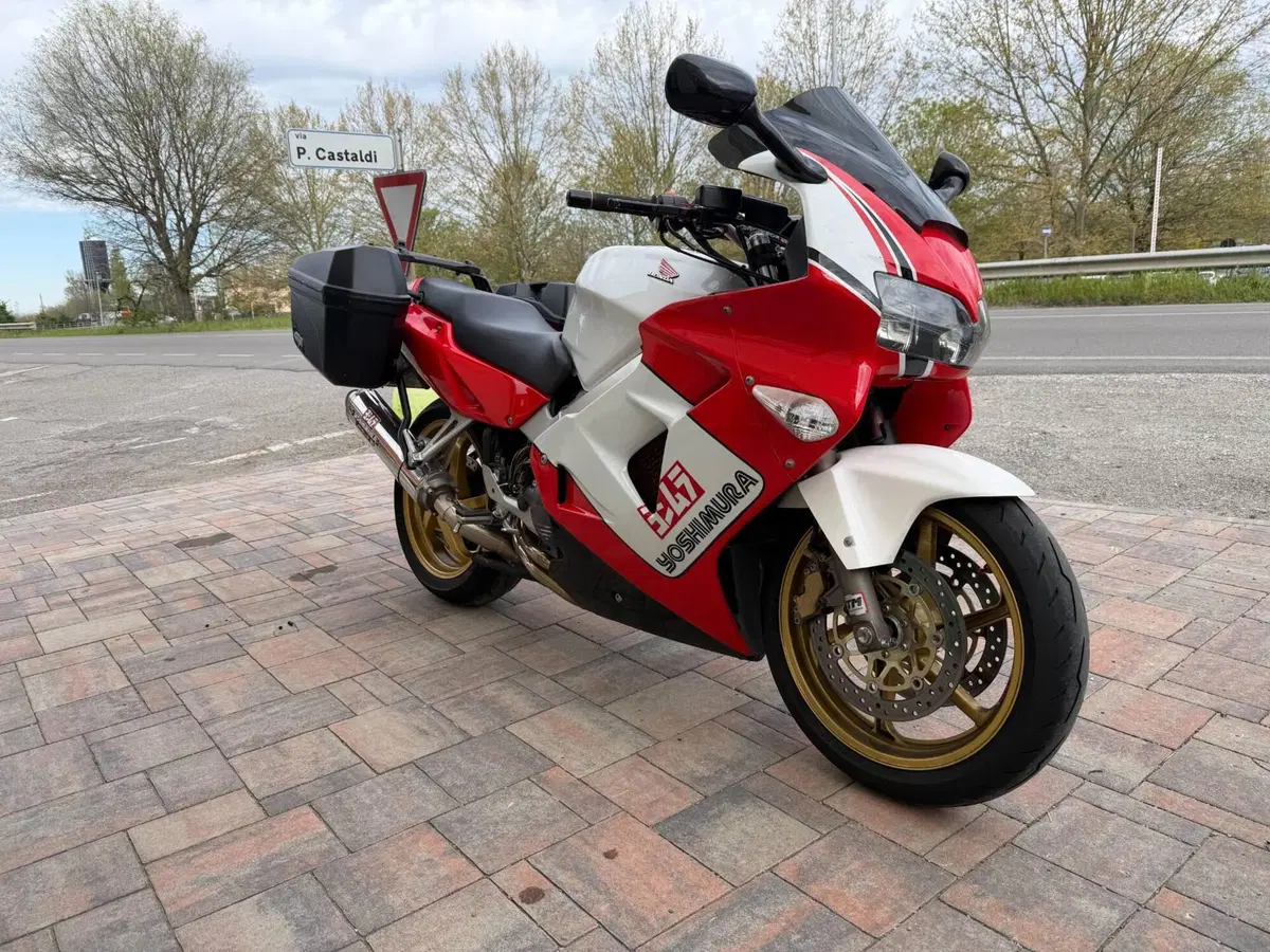 Honda VFR 800 (1998 - 01) (3)