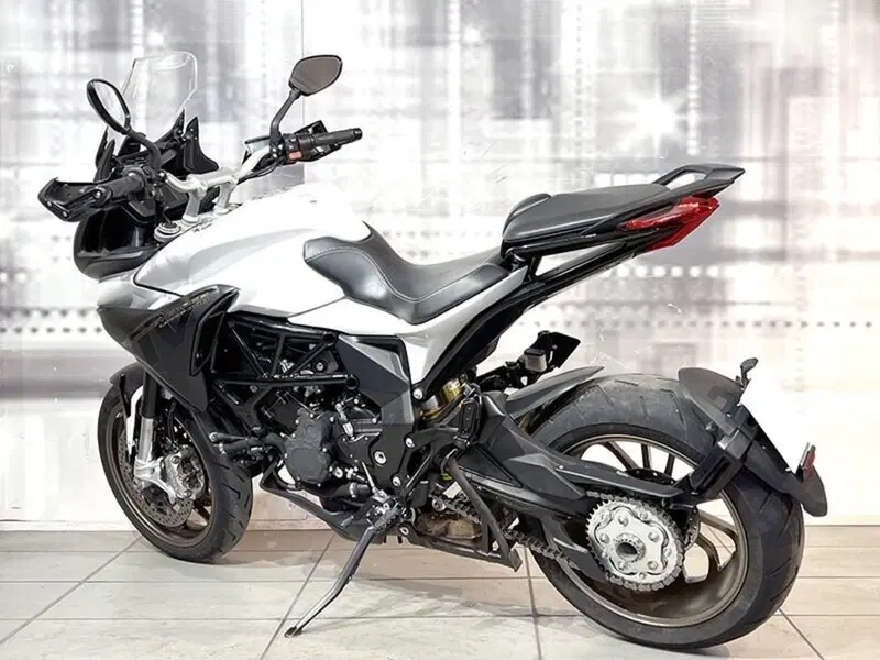 MV Agusta Turismo Veloce 800 Lusso SCS (2017 - 20) (2)