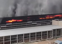 BYD, Incendio nello stabilimento di Shenzhen: fiamme in un parcheggio di veicoli dismessi, nessun ferito