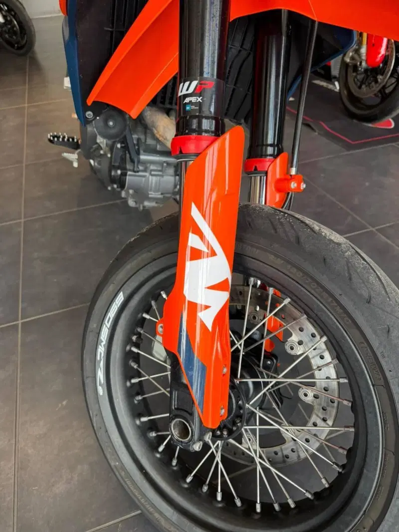 KTM 690 SMC R (2023 - 25) (14)