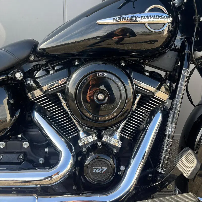 Harley-Davidson 107 Heritage Classic (2018 - 19) - FLHC (2)