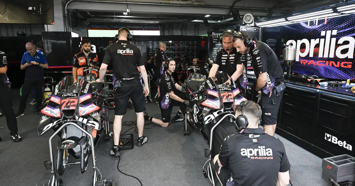 MotoGP 2026. I retroscena nel box di Marco Bezzecchi durante il weekend in Brasile. Da "La moto si muove di continuo" alla gioia per la vittoria [VIDEO]