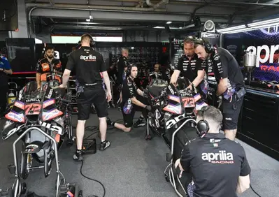 MotoGP 2026. I retroscena nel box di Marco Bezzecchi durante il weekend in Brasile. Da La moto si muove di continuo alla gioia per la vittoria [VIDEO]