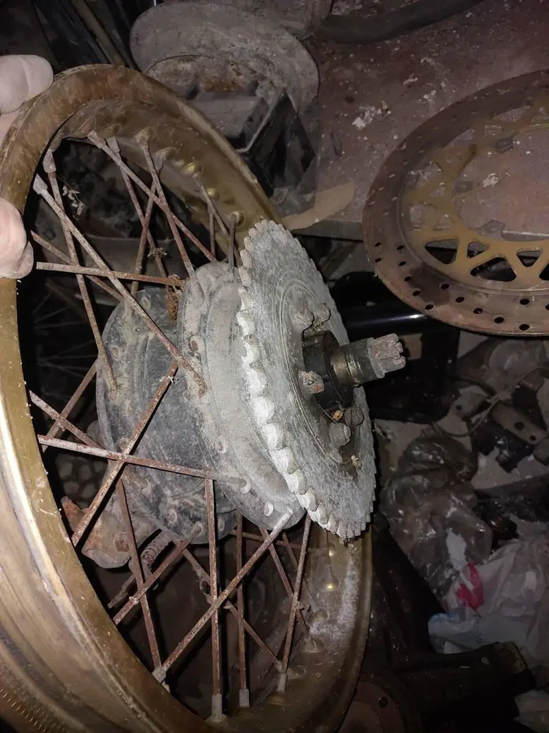 Cerchio moto, forcella, cilindro. Honda (6)