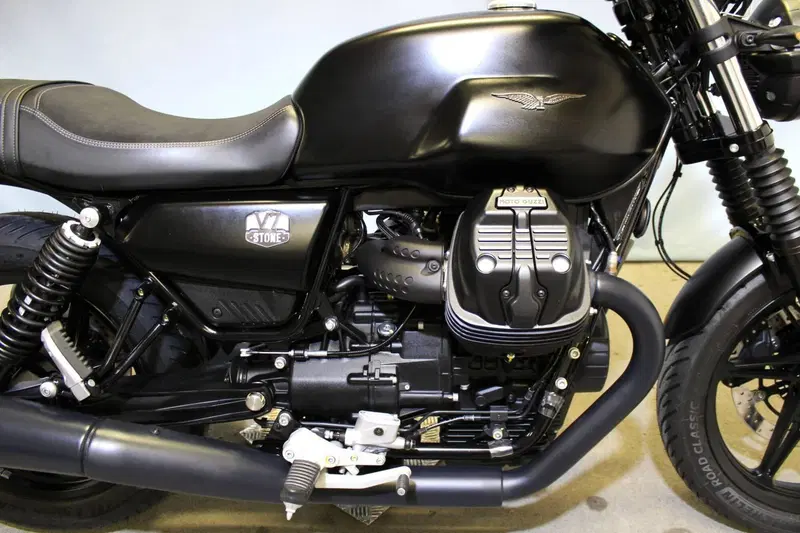 Moto Guzzi V7 Stone (2025 - 26) (9)