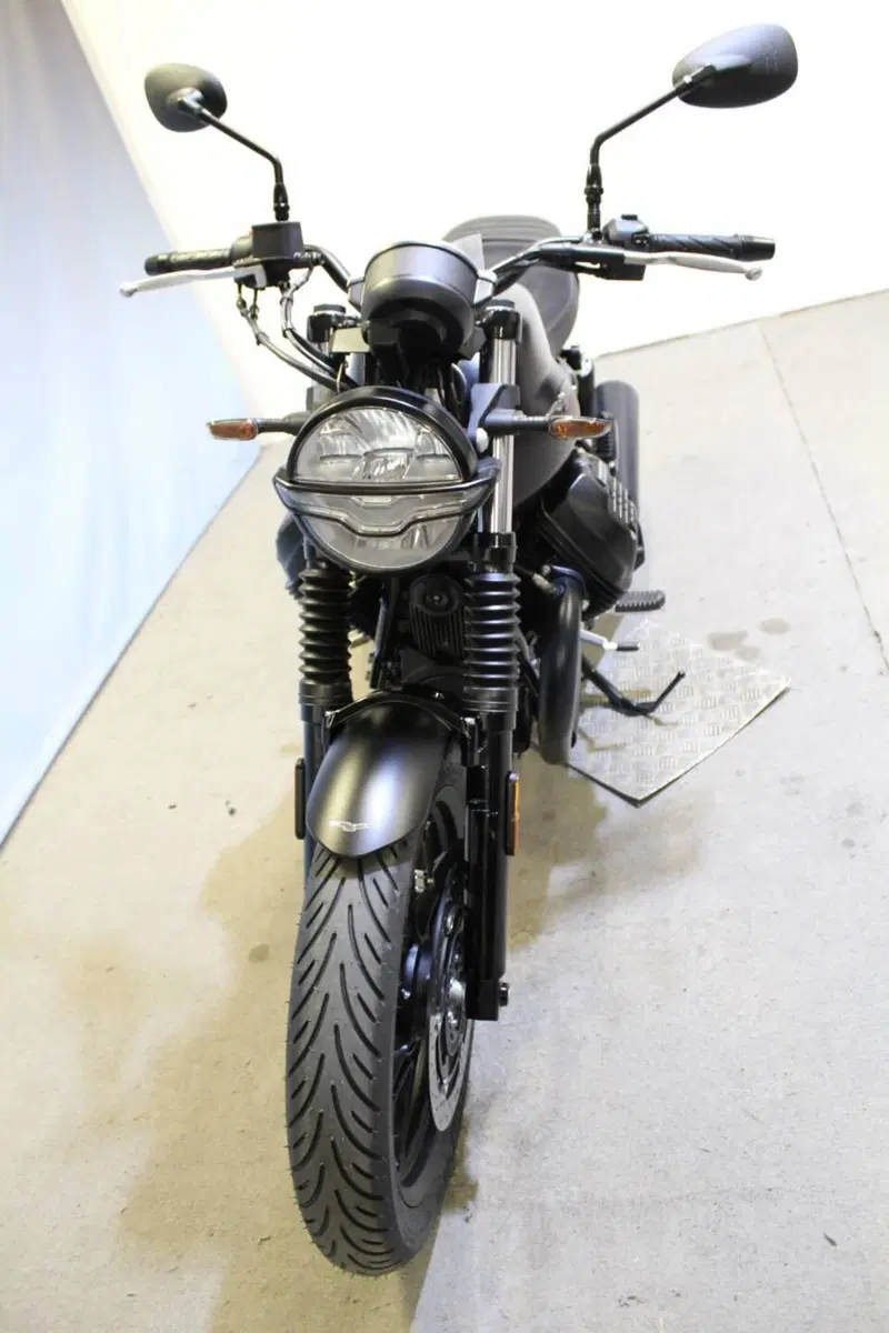 Moto Guzzi V7 Stone (2025 - 26) (13)