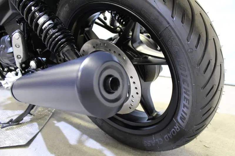 Moto Guzzi V7 Stone (2025 - 26) (15)