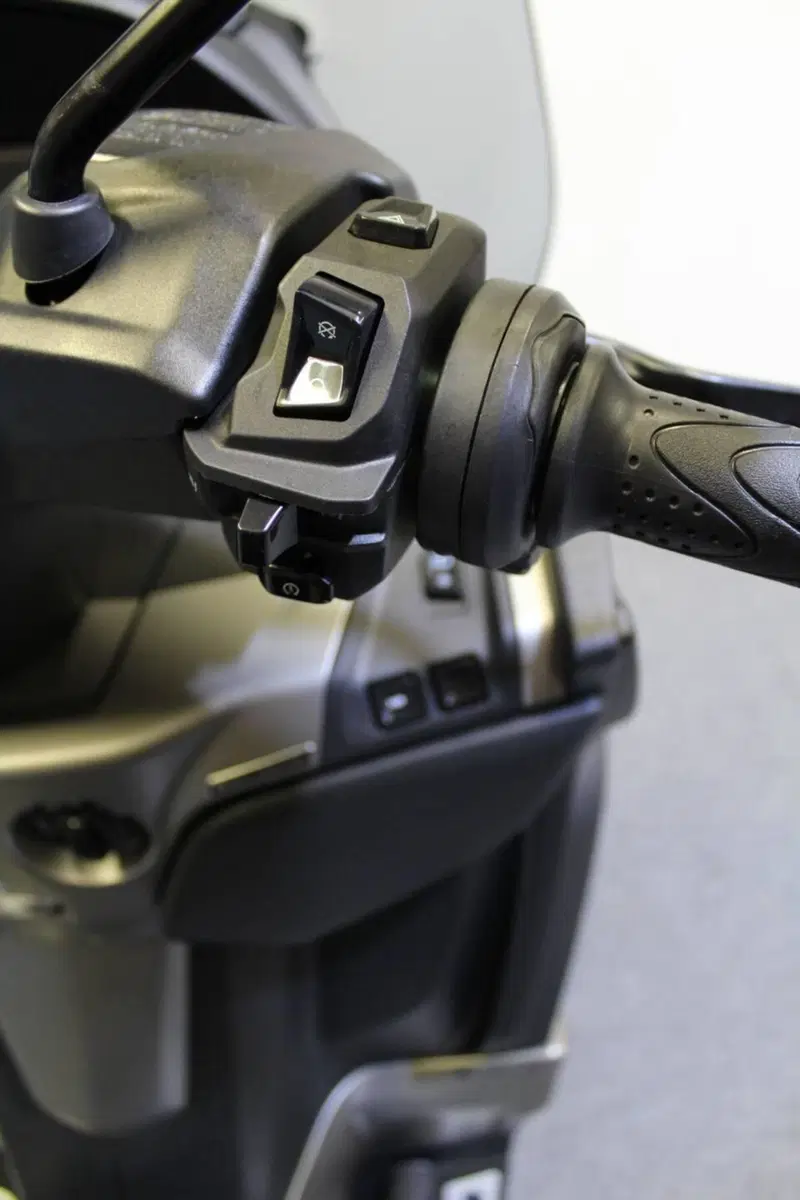 Piaggio MP3 530 Hpe Exclusive (2025 - 26) (12)