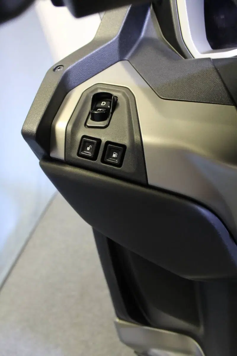 Piaggio MP3 530 Hpe Exclusive (2025 - 26) (13)