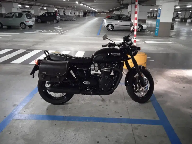 Triumph Bonneville T120 Black (2021 - 25) (2)