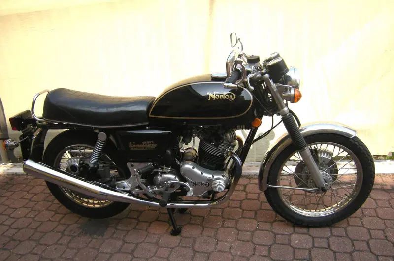 Norton COMMANDO (2)