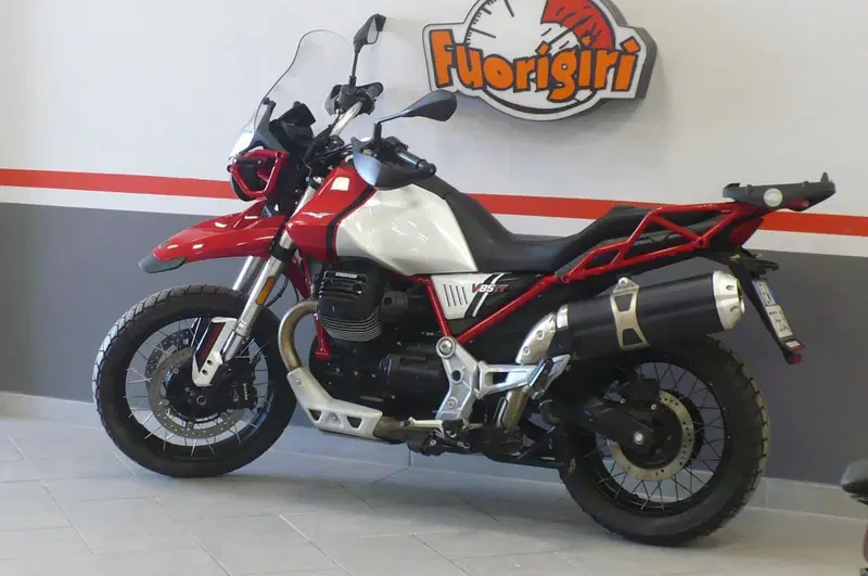 Moto Guzzi V85 TT Evocative Graphics (2021 - 23) (2)