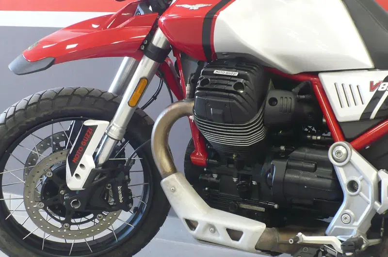 Moto Guzzi V85 TT Evocative Graphics (2021 - 23) (4)