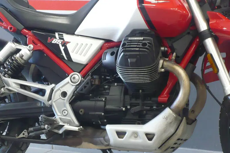 Moto Guzzi V85 TT Evocative Graphics (2021 - 23) (5)
