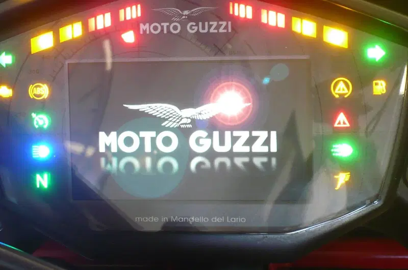 Moto Guzzi V85 TT Evocative Graphics (2021 - 23) (6)