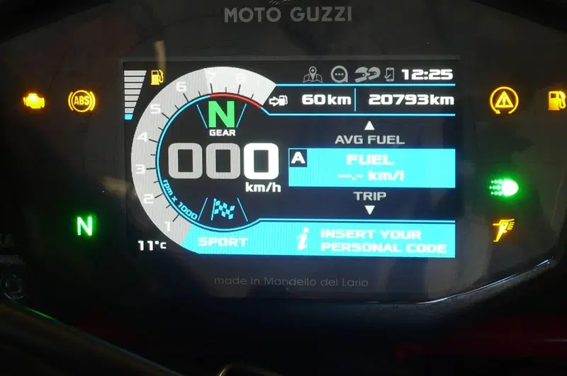Moto Guzzi V85 TT Evocative Graphics (2021 - 23) (7)