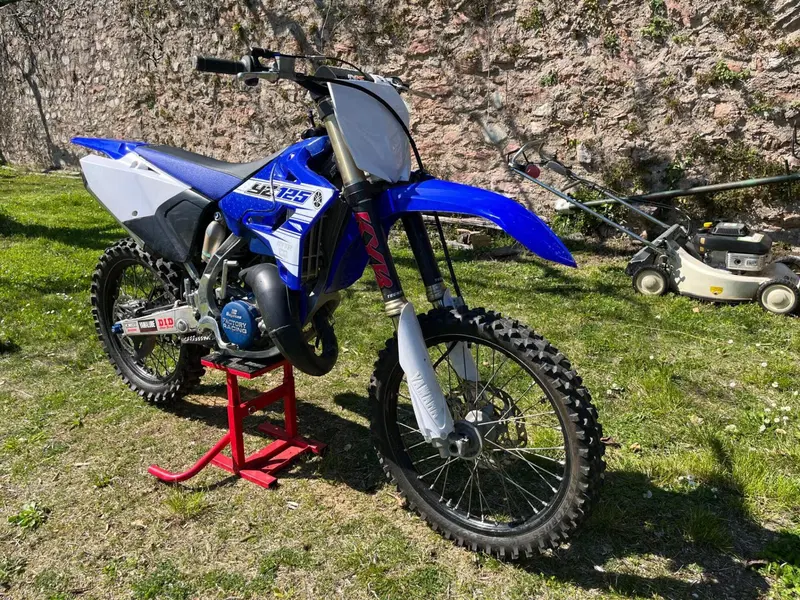 Yamaha YZ 125 (2016) (2)