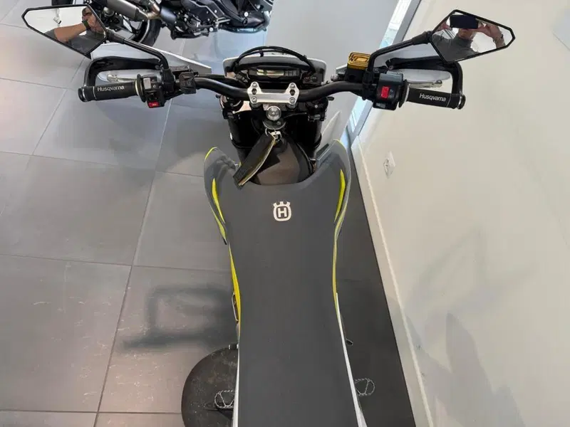 Husqvarna 701 Supermoto (2021) (6)