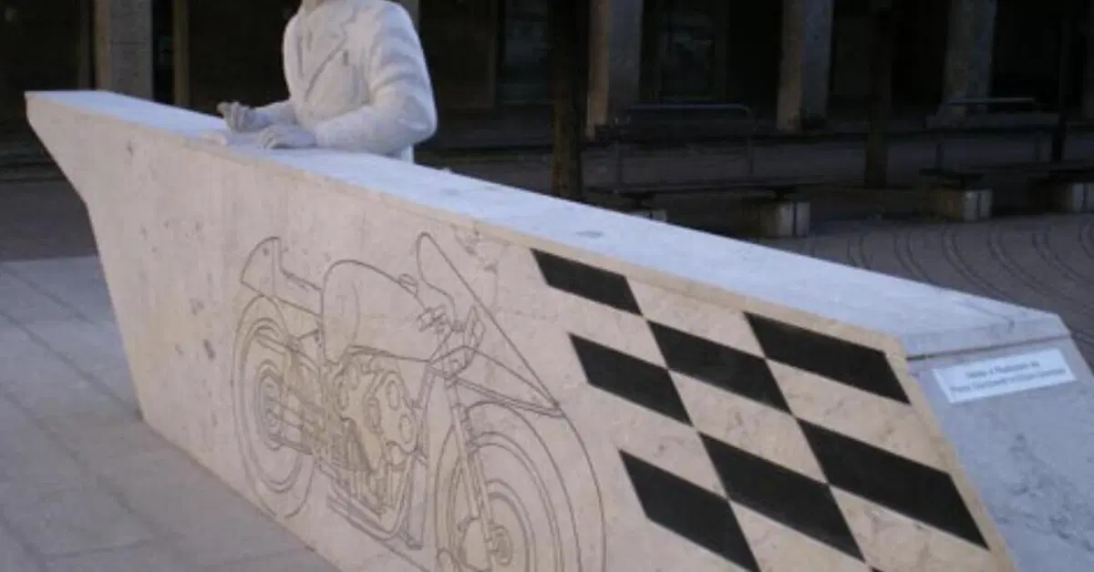 A Mandello si lavora per aggiustare il monumento a Carlo Guzzi