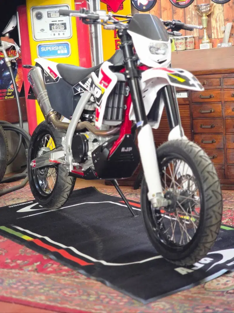 AJP SPR 250 Supermoto (2023 - 26) (7)