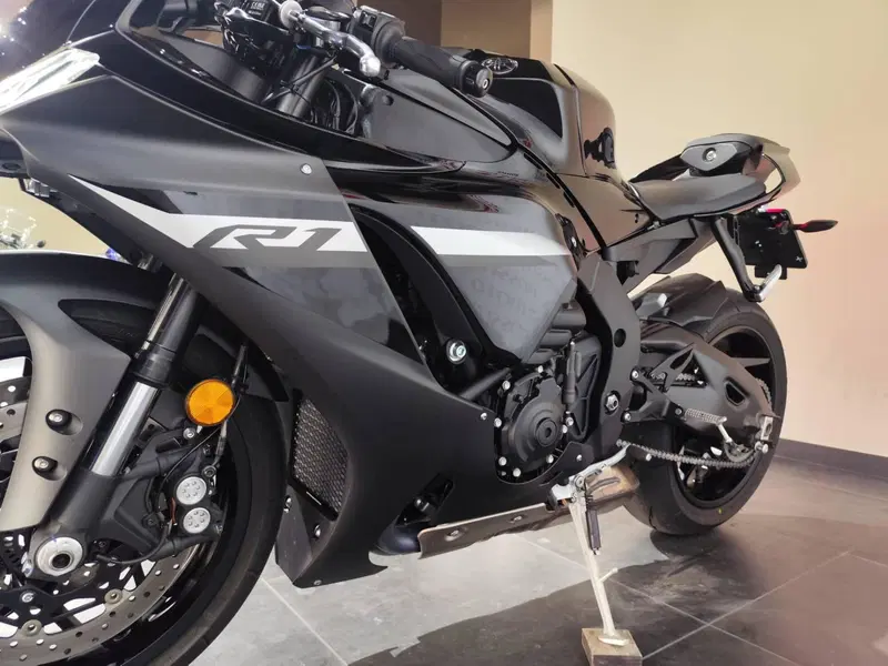 Yamaha YZF R1 (2020 - 25) (6)