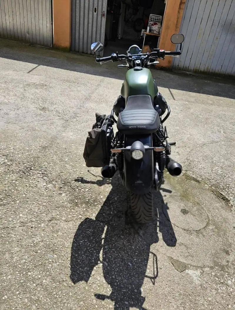Moto Guzzi V7 Stone (2021 - 24)