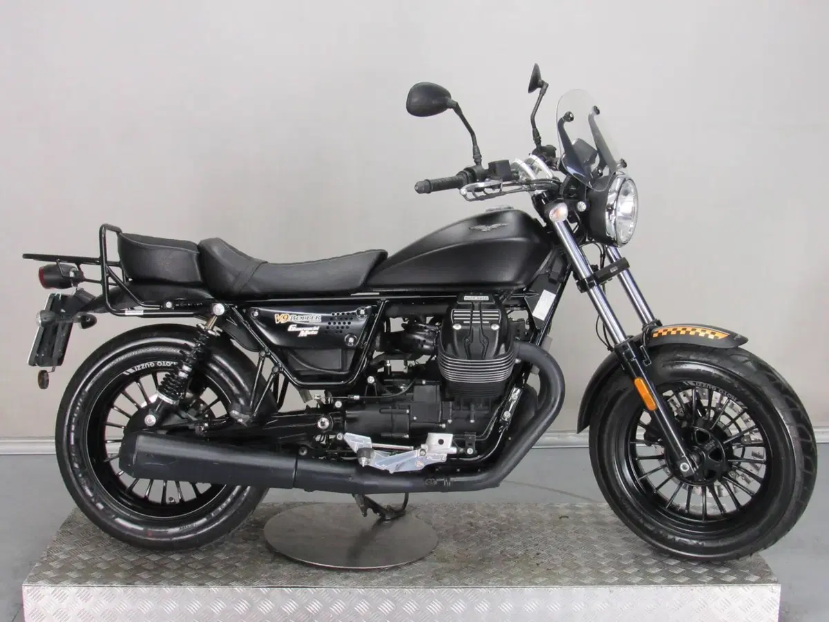 Moto Guzzi V9 Bobber (2016 - 18) (2)