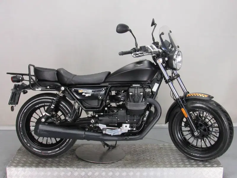 Moto Guzzi V9 Bobber (2016 - 18) (2)
