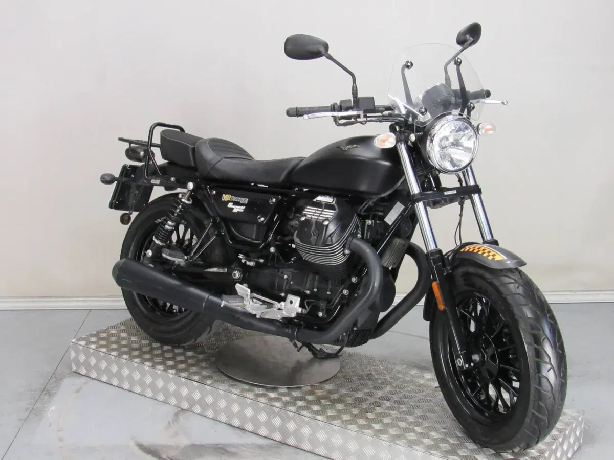 Moto Guzzi V9 Bobber (2016 - 18) (3)