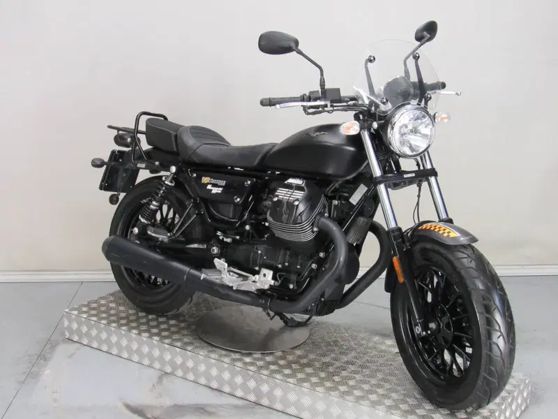 Moto Guzzi V9 Bobber (2016 - 18) (3)