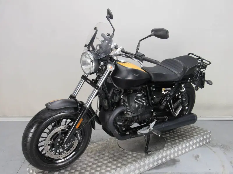 Moto Guzzi V9 Bobber (2016 - 18) (4)