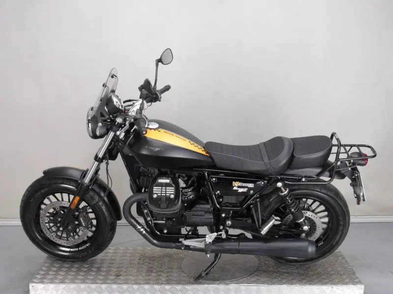 Moto Guzzi V9 Bobber (2016 - 18) (5)