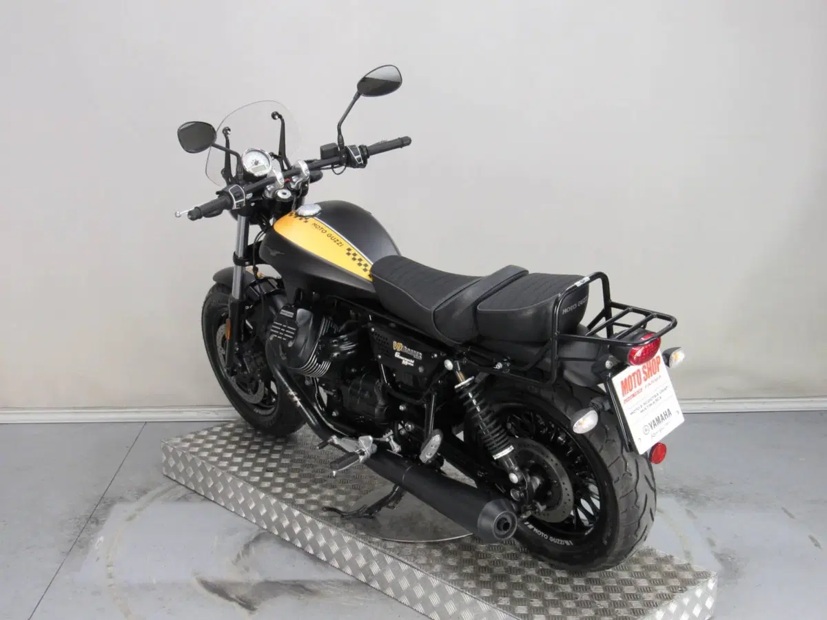 Moto Guzzi V9 Bobber (2016 - 18) (6)