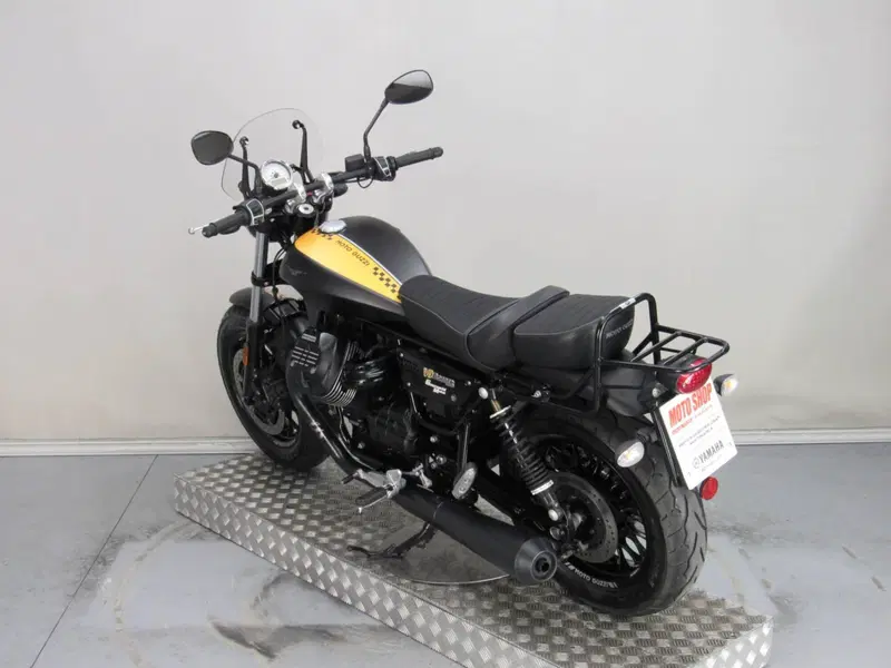 Moto Guzzi V9 Bobber (2016 - 18) (6)