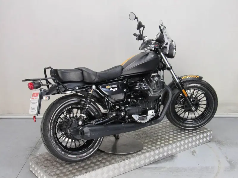 Moto Guzzi V9 Bobber (2016 - 18) (7)